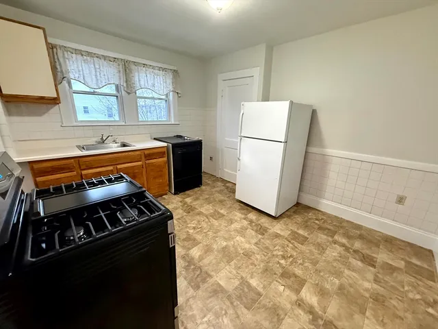 $2,400 | 12 Keenan Street, Unit 2, Watertown, MA 02472