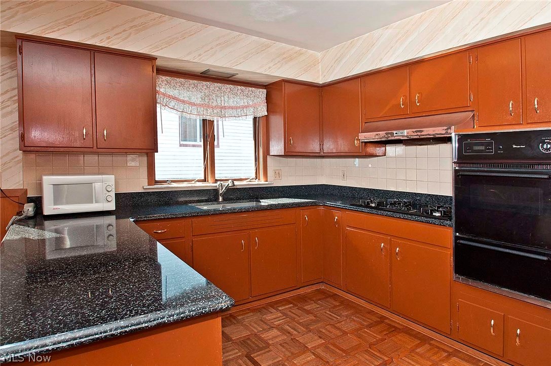 3669 Burbridge Road Cleveland, OH 44121 - Photo 7 of 19