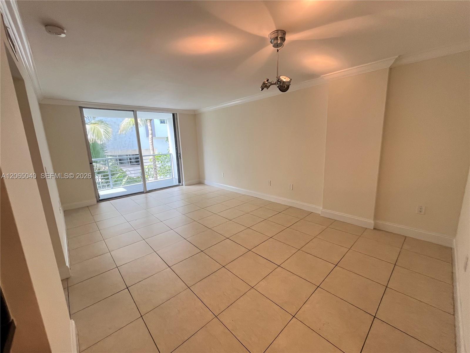 1605 Bay Road, Unit 403 Miami Beach, FL 33139 - Photo 9 of 23 LIVING/DINNING ROOM