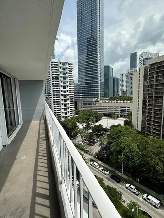 $2,900 | 200 Southeast 15th Road, Unit 15H, Miami, FL 33129