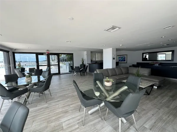 $2,900 | 200 Southeast 15th Road, Unit 15H, Miami, FL 33129