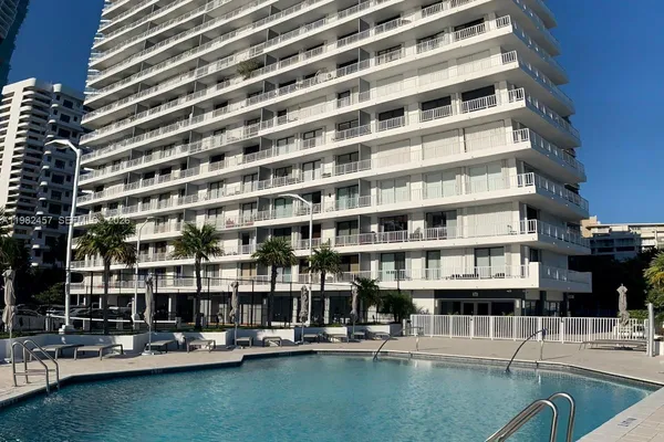 $2,900 | 200 Southeast 15th Road, Unit 15H, Miami, FL 33129