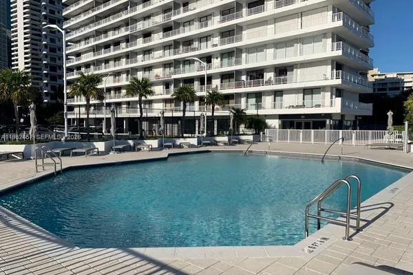 $2,900 | 200 Southeast 15th Road, Unit 15H, Miami, FL 33129