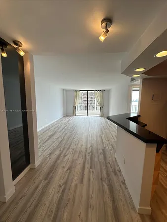 $2,900 | 200 Southeast 15th Road, Unit 15H, Miami, FL 33129