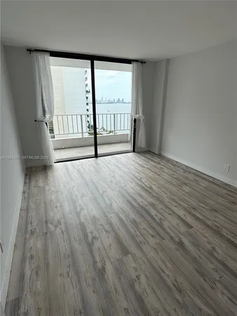 $2,900 | 200 Southeast 15th Road, Unit 15H, Miami, FL 33129