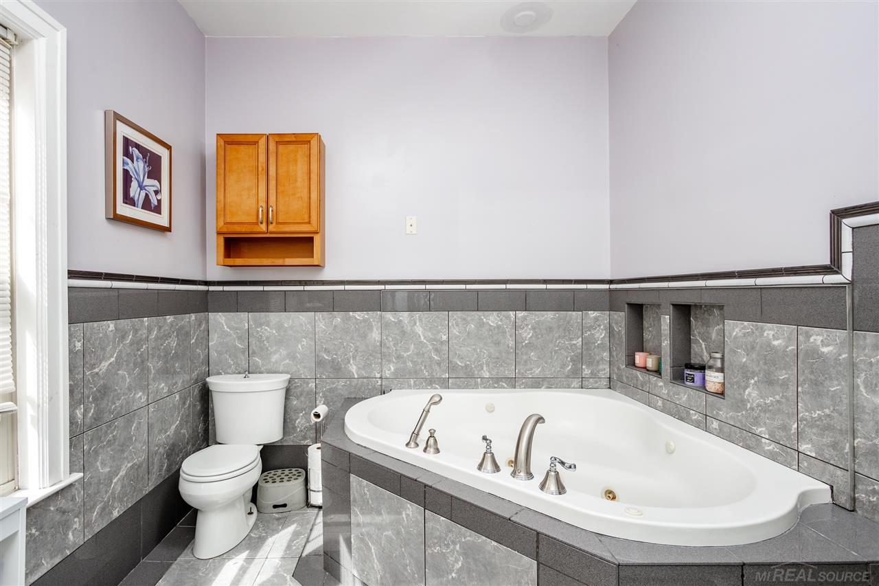 954 Barrington Road Grosse Pointe, MI 48230 - Photo 23 of 44 50026672-22.JPG