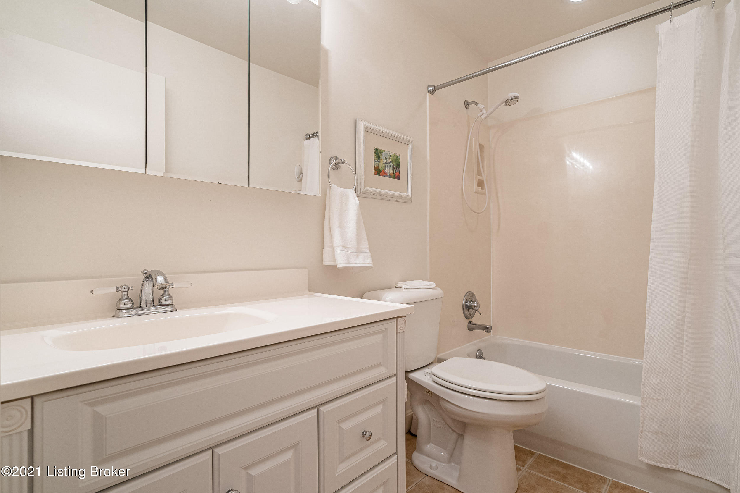 435 Highfield Road Louisville, KY 40207 - Photo 28 of 41 27. Primary Bath 01