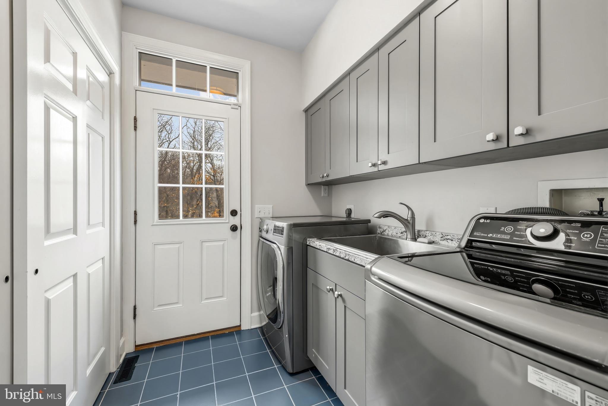 14002 Fox Run Court Phoenix, MD 21131 - Photo 26 of 64 a kitchen with stainless steel appliances granite countertop a sink stove and cabinets