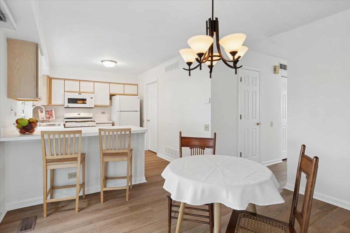 305 Cane Garden Circle, Unit 305 Aurora, IL 60504 - Photo 14 of 20 a view of kitchen with breakfast area