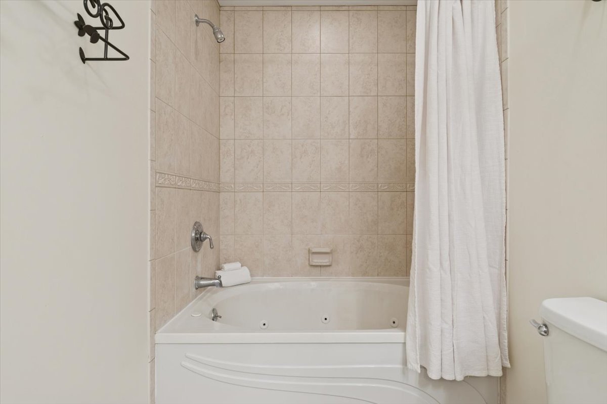 305 Cane Garden Circle, Unit 305 Aurora, IL 60504 - Photo 19 of 20 a bathroom with a bathtub and a toilet