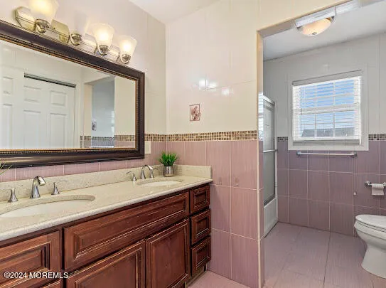 a bedroom with a bed and a dresser in it