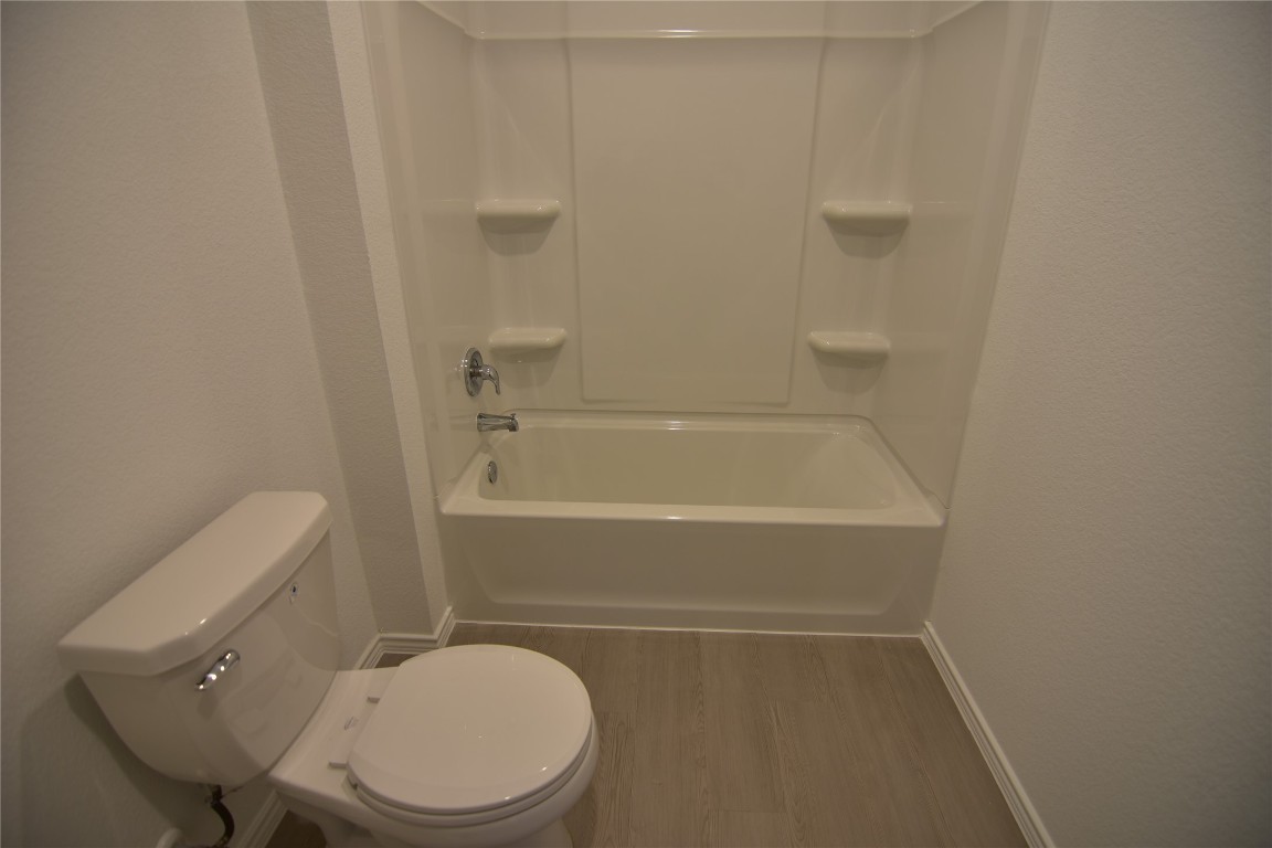 373 Keefer Kyle, TX 78640 - Photo 14 of 39 a bathroom with a toilet and a tub