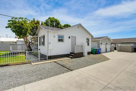 a view of a house with backyard