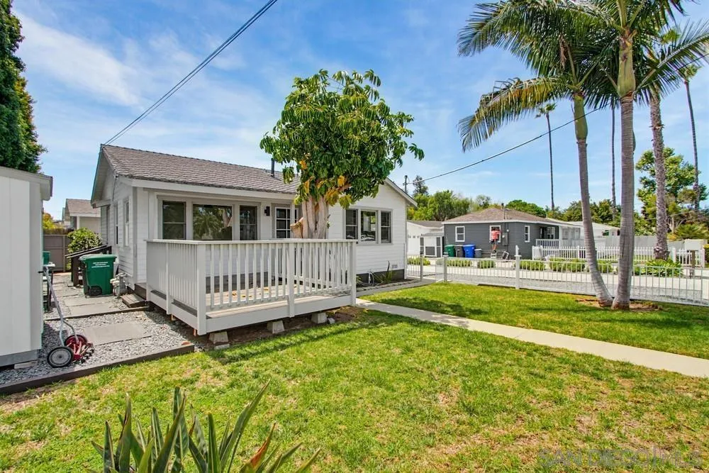 1027 Knowles Avenue Carlsbad, CA 92008 - Photo 5 of 42 a view of a house with swimming pool and a yard