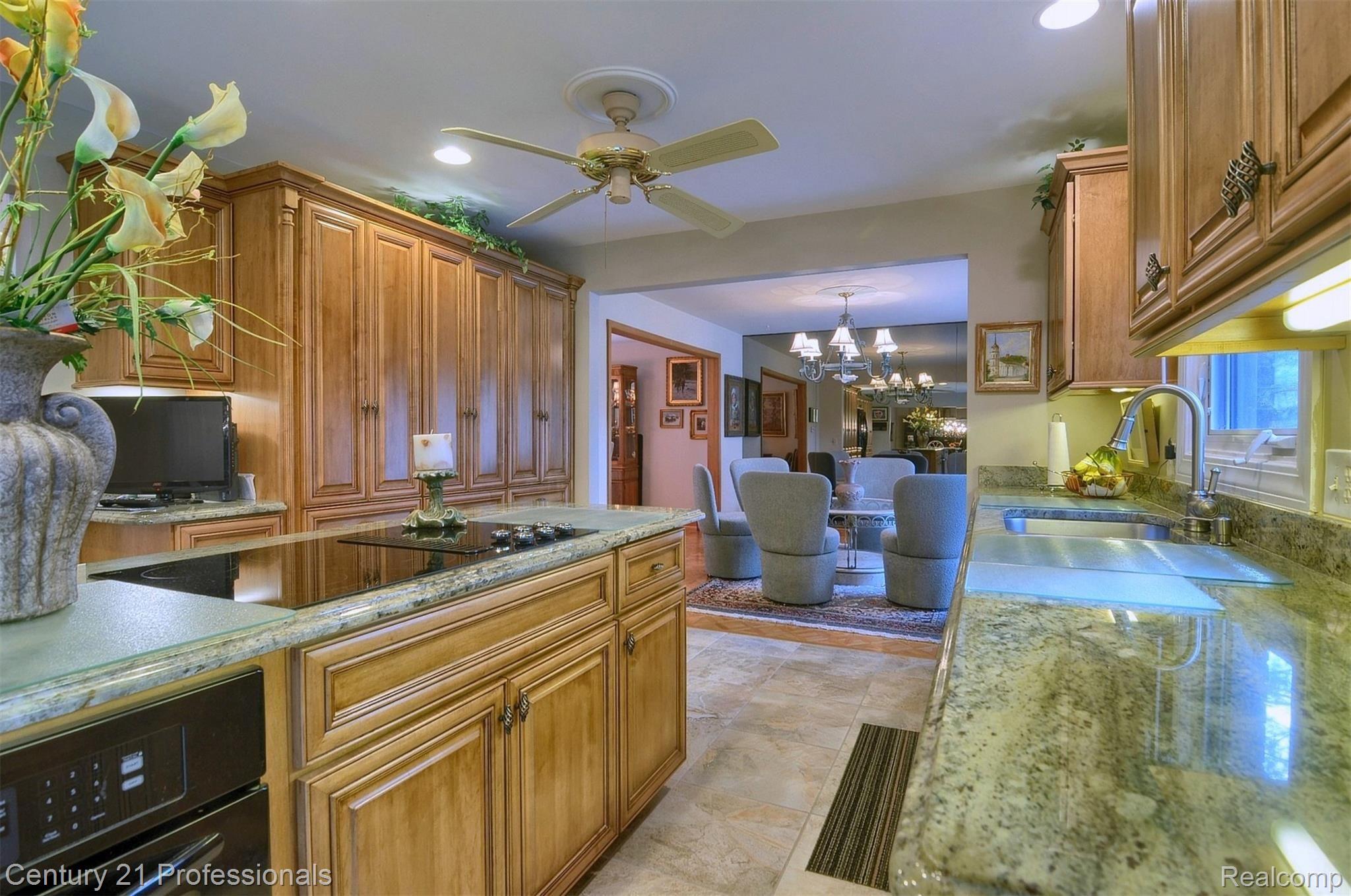 599 Middlebury Lane Rochester, MI 48309 - Photo 13 of 32 13-Kitchen 3rd View.jpg
