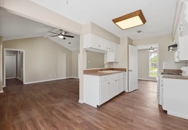 $1,700 | 3120 Royal Street, Baytown, TX 77521