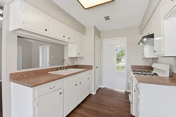 $1,700 | 3120 Royal Street, Baytown, TX 77521