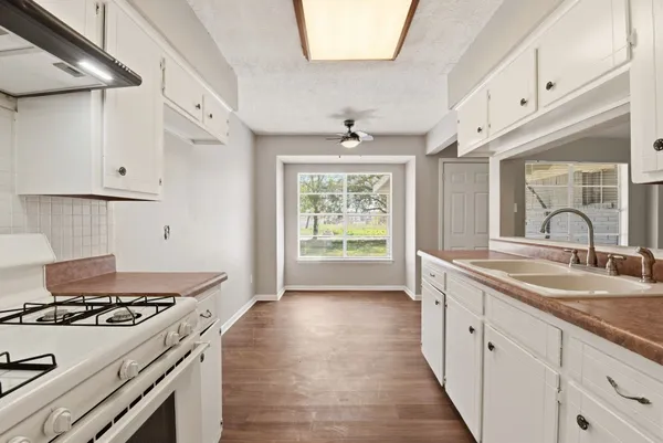 $1,700 | 3120 Royal Street, Baytown, TX 77521