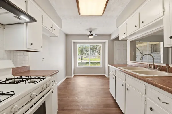 $1,700 | 3120 Royal Street, Baytown, TX 77521