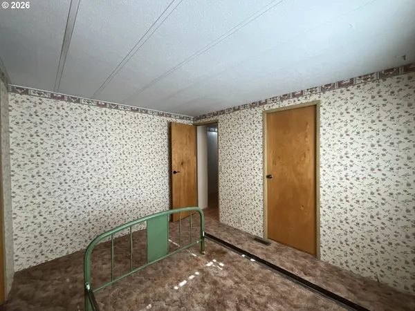 a view of entryway with window