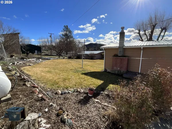 a view of a backyard