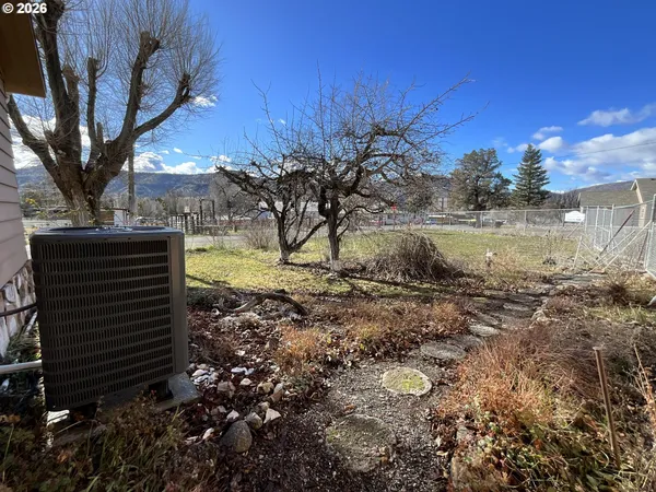 a view of a yard in a yard
