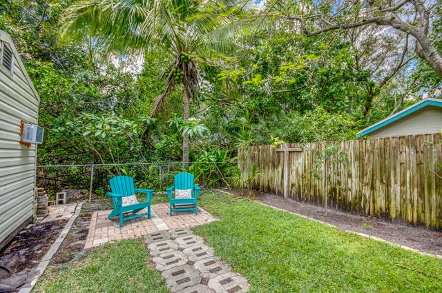 a view of yard with green space