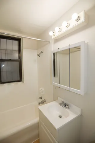 $985 | 5210 South Woodlawn Avenue, Unit 104, Chicago, IL 60615