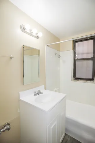 $985 | 5210 South Woodlawn Avenue, Unit 104, Chicago, IL 60615