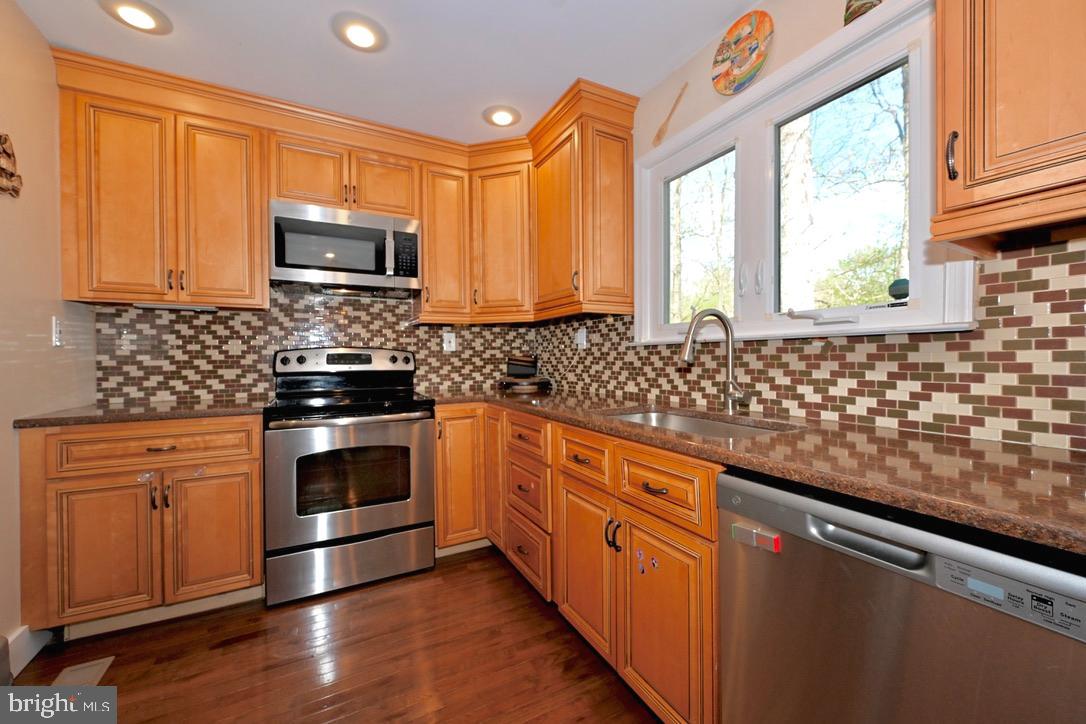 651 Walton Road Huntingtown, MD 20639 - Photo 15 of 58 Kitchen with stainless appliances