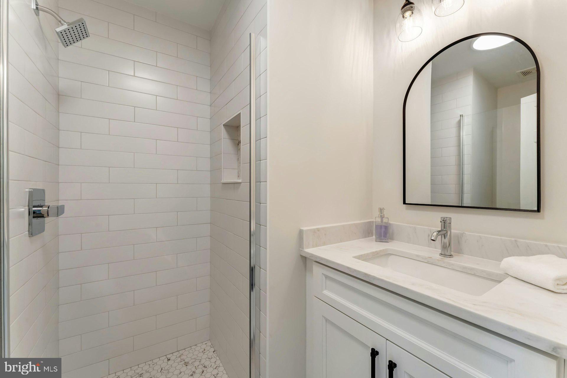 17045 Hamilton Station Road Hamilton, VA 20158 - Photo 29 of 81 Full bathroom on main level