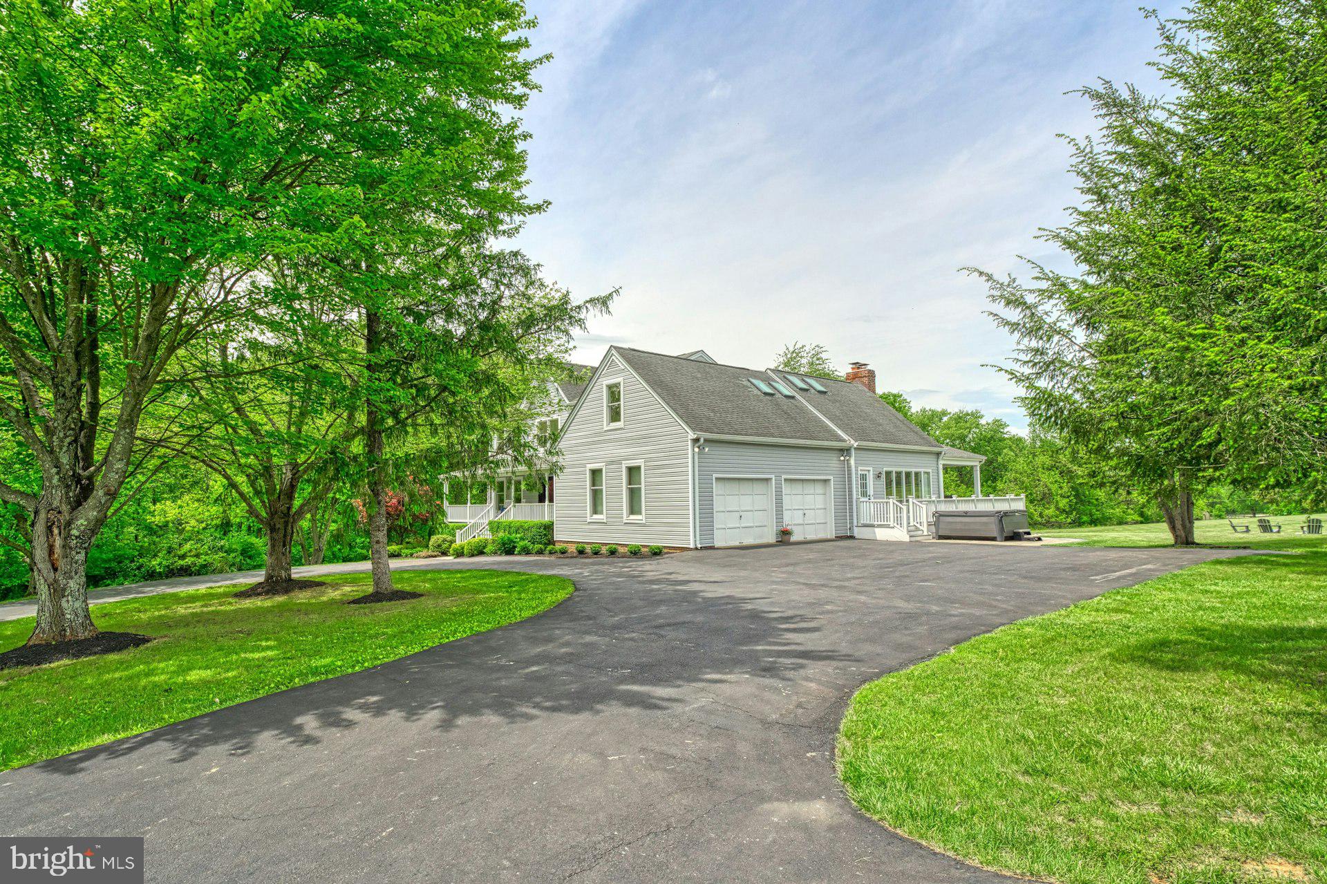 17045 Hamilton Station Road Hamilton, VA 20158 - Photo 4 of 81 Large driveway with circular driveway
