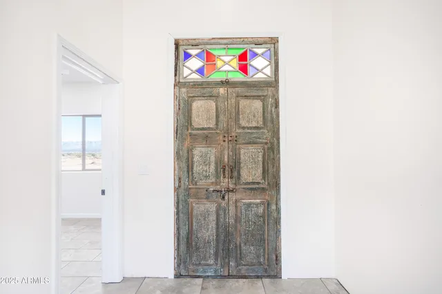 a black and white photo of a living room