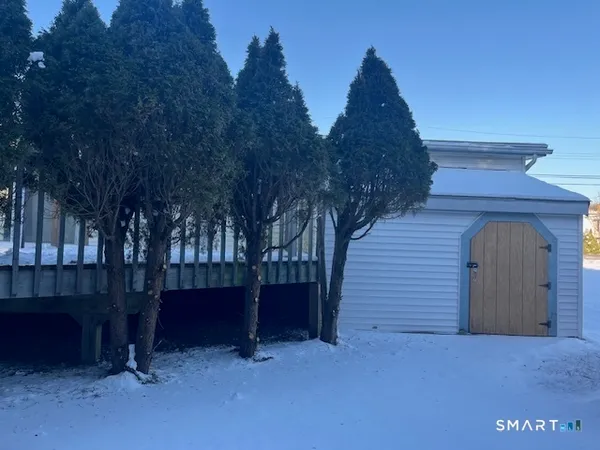 a view of entryway with a tree