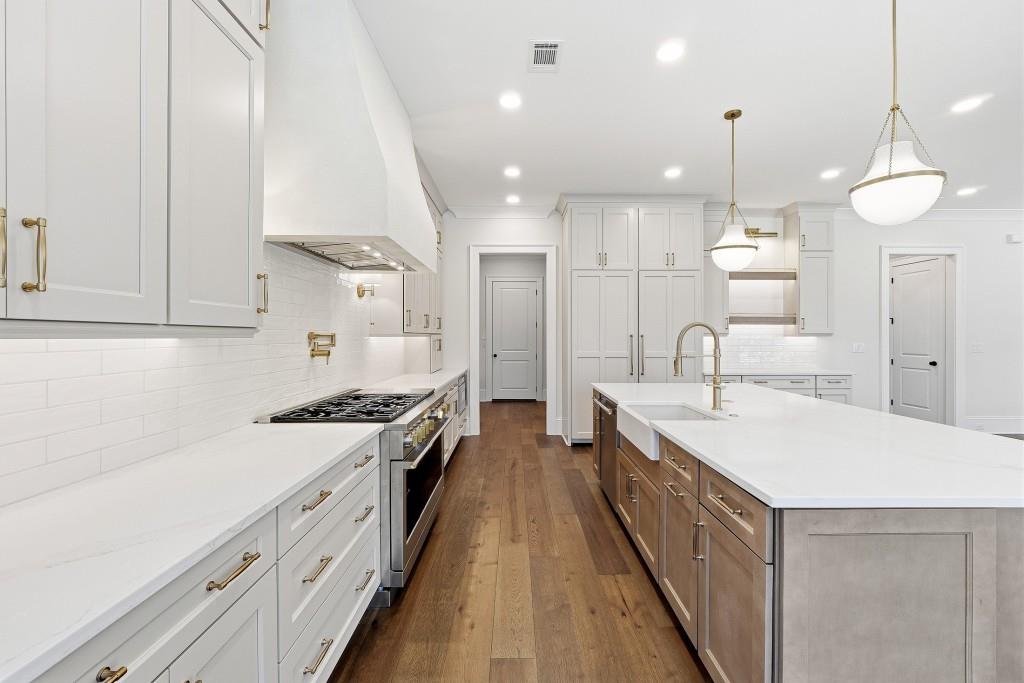 286 County Road Southwest Marietta, GA 30064 - Photo 14 of 40 a large kitchen with kitchen island a stove a sink a center island and wooden floor