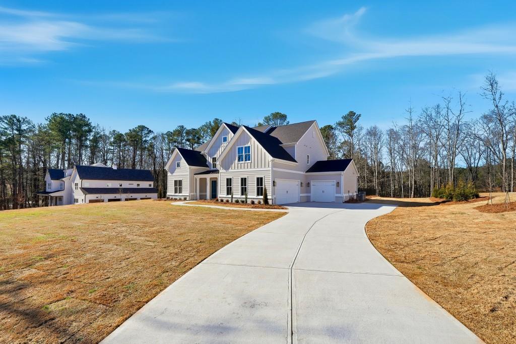 286 County Road Southwest Marietta, GA 30064 - Photo 4 of 40 a front view of a house with a yard