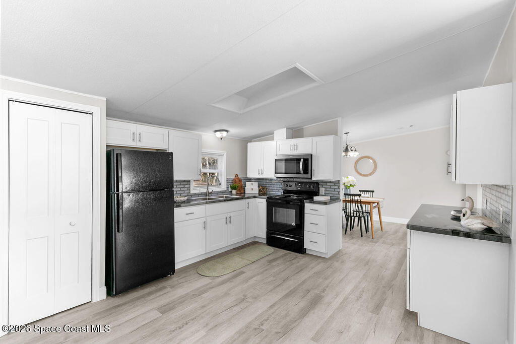 18137 Hollister Road Orlando, FL 32820 - Photo 8 of 28 Bright Kitchen