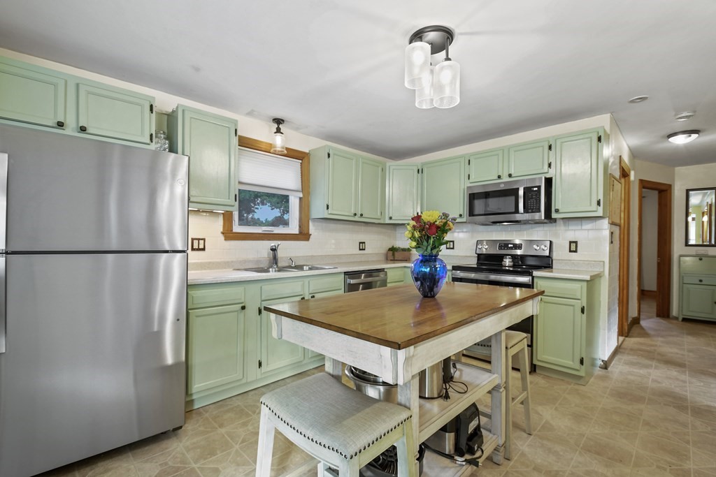 363 Foster Road Tewksbury, MA 01876 - Photo 14 of 33 Gallery Image 14