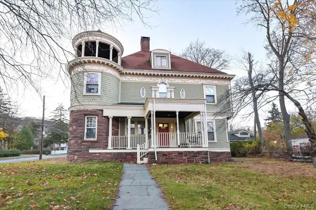 a view of a house with a yard