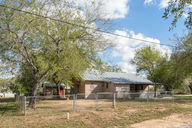$177,000 | 412 West Coker Avenue, Devine, TX 78016