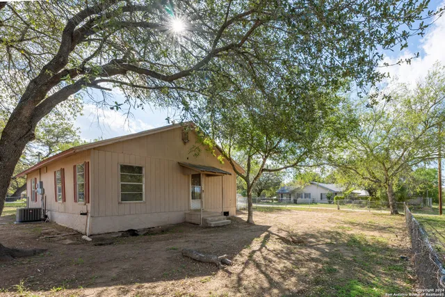 $177,000 | 412 West Coker Avenue, Devine, TX 78016