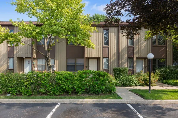 $2,550 | 620 North Hough Street, Unit A, Barrington, IL 60010