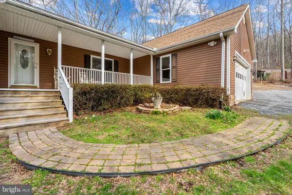 a view of a livingroom with furniture and a ceiling fan