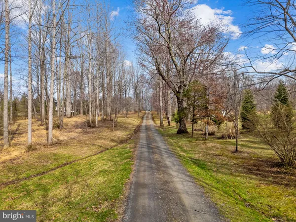a view of a house with backyard and garden