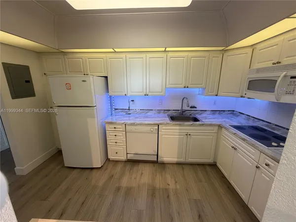 $2,300 | 19380 Collins Avenue, Unit 1523, Sunny Isles Beach, FL 33160