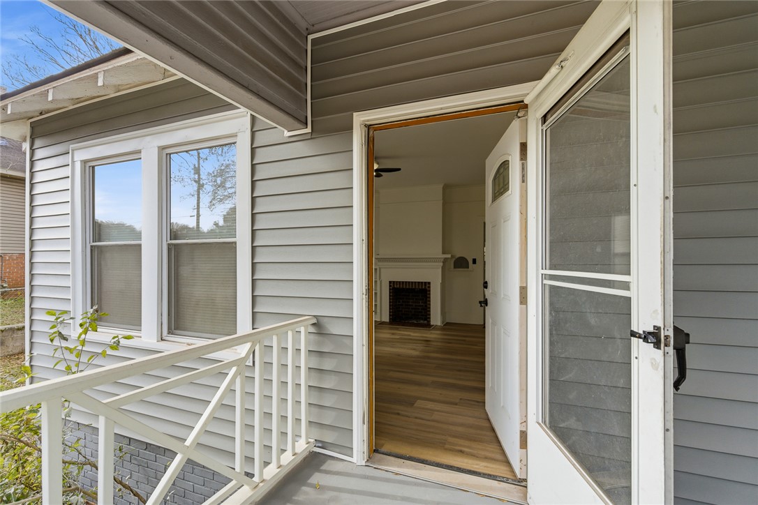404 South Gossett Street Anderson, SC 29624 - Photo 4 of 50 Entrance into spacious living space
