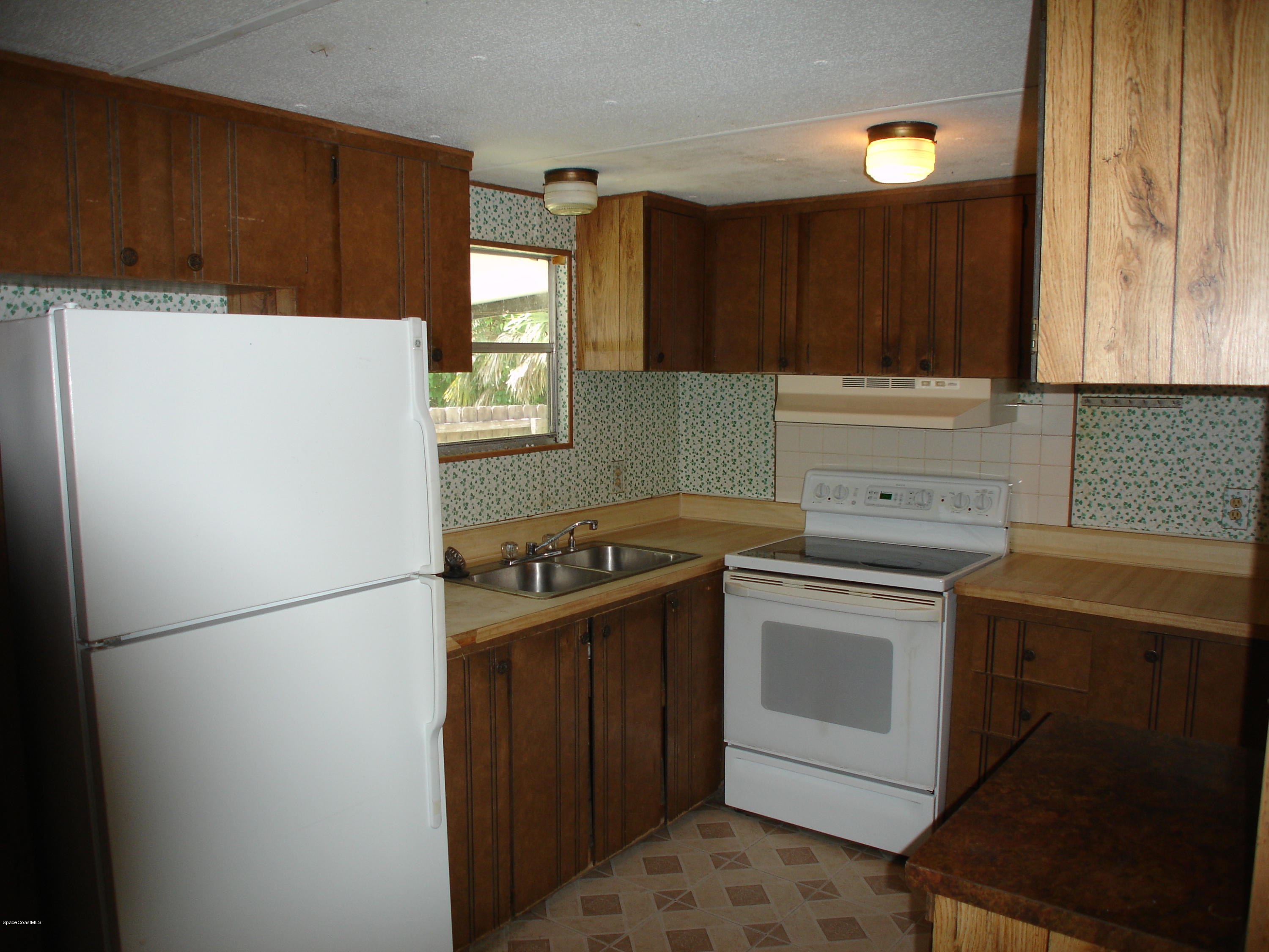 2553 Amberly Road Northeast Palm Bay, FL 32905 - Photo 5 of 26 KITCHEN