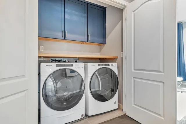 a view of entryway of a building