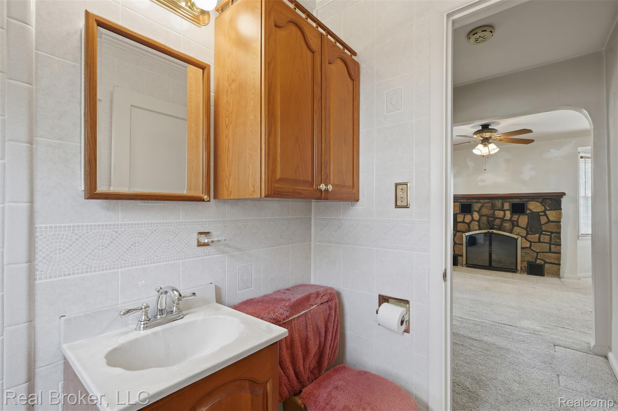 19410 Rensellor Street Livonia, MI 48152 - Photo 18 of 33 Full bathroom on first floor