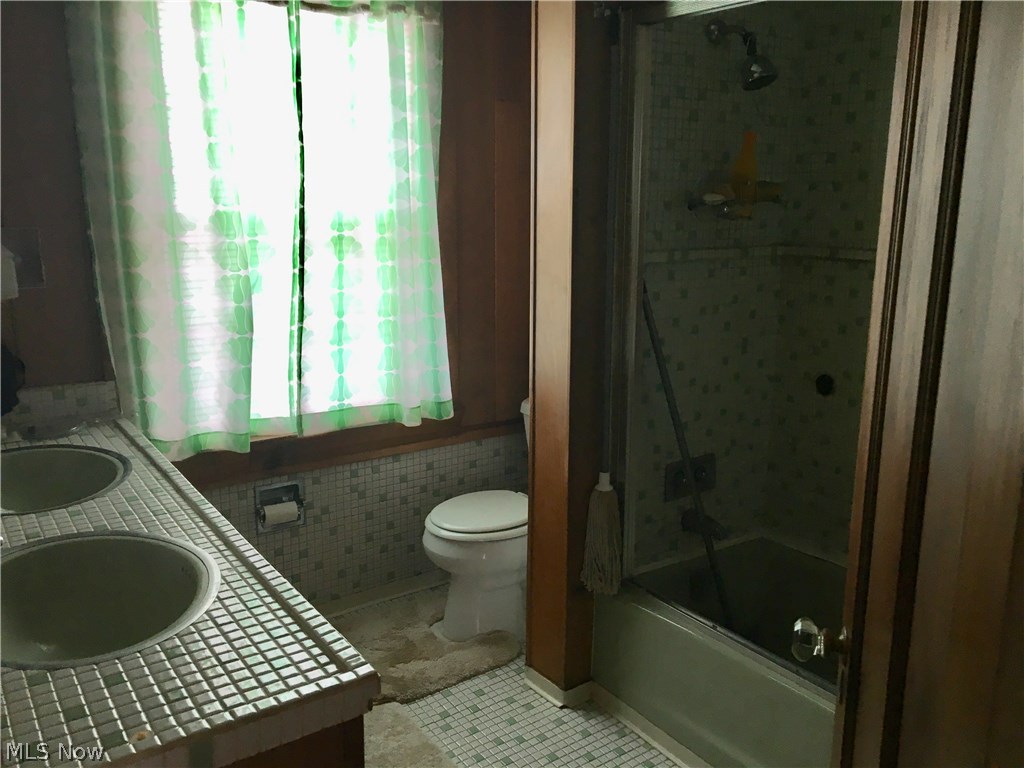 14200 Becket Road Cleveland, OH 44120 - Photo 8 of 10 UPSTAIRS BATHROOM